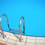 Raus aus der Sommerhitze: Tipps für klares Poolwasser