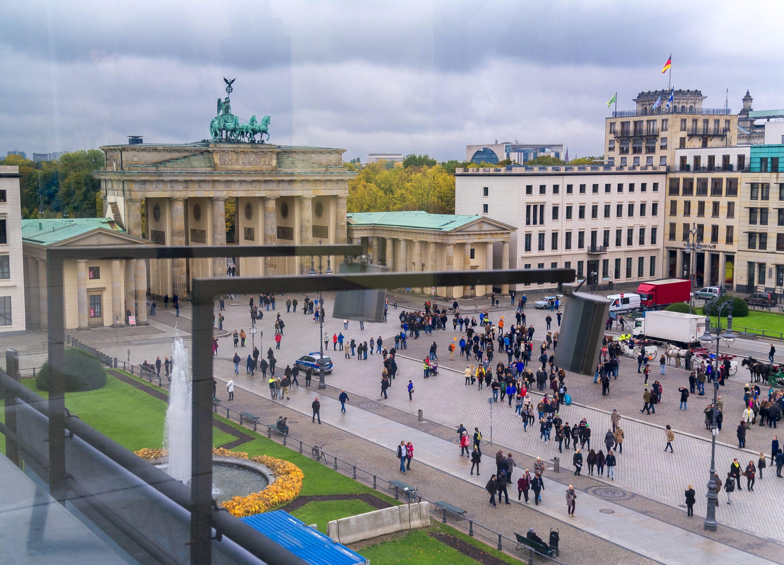 Klassenfahrt Berlin: Blick auf das Brandenburger Tor mit Besuchergruppen auf dem Pariser Platz