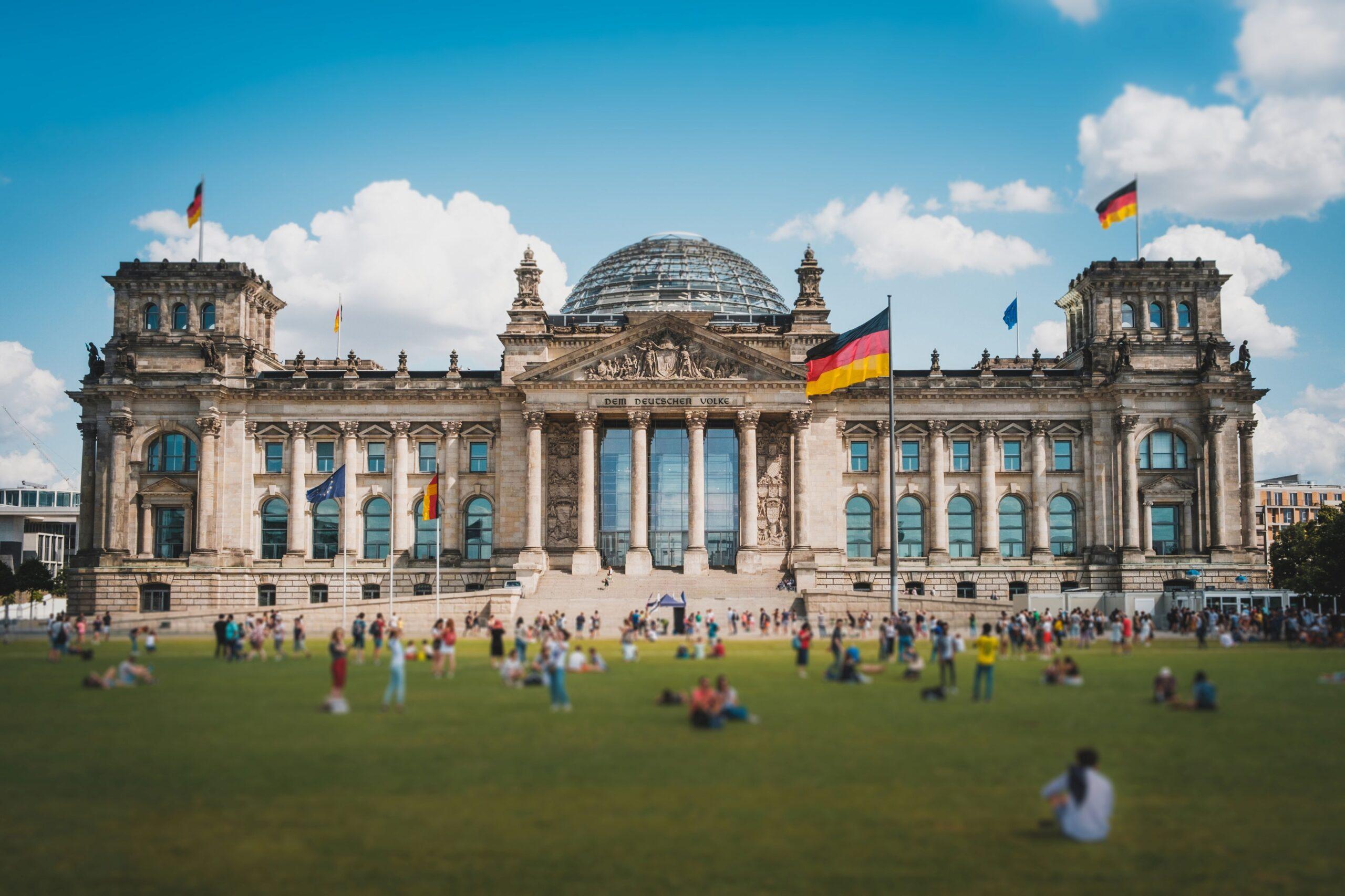 Klassenfahrt Berlin: Besuchergruppen vor dem Reichstagsgebäude
