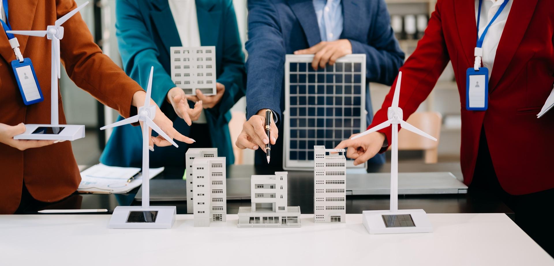 Stadtplaner arbeiten an nachhaltigen Baukonzepten | Schlaglochreparatur